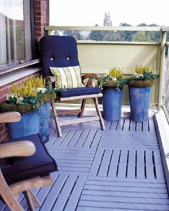 balcony with blue armchair and plants